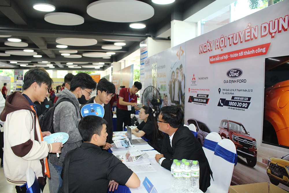 Lực cầu lao động dịp cuối năm tại TP.HCM sau sáp nhập tăng cao 